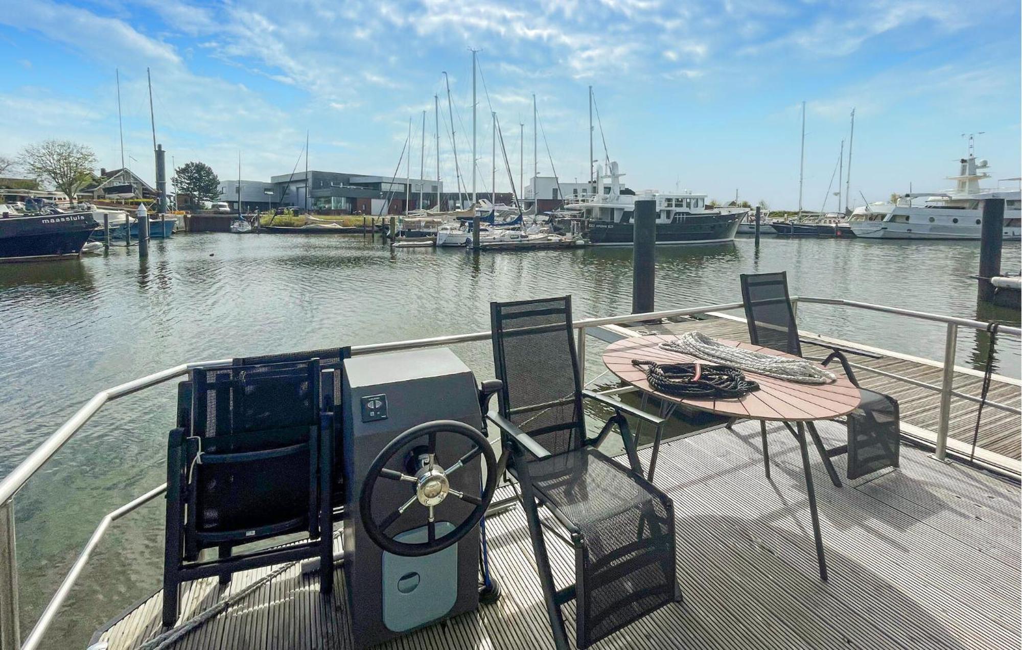 2 Bedroom Lovely Ship In Hellevoetsluis Exterior foto
