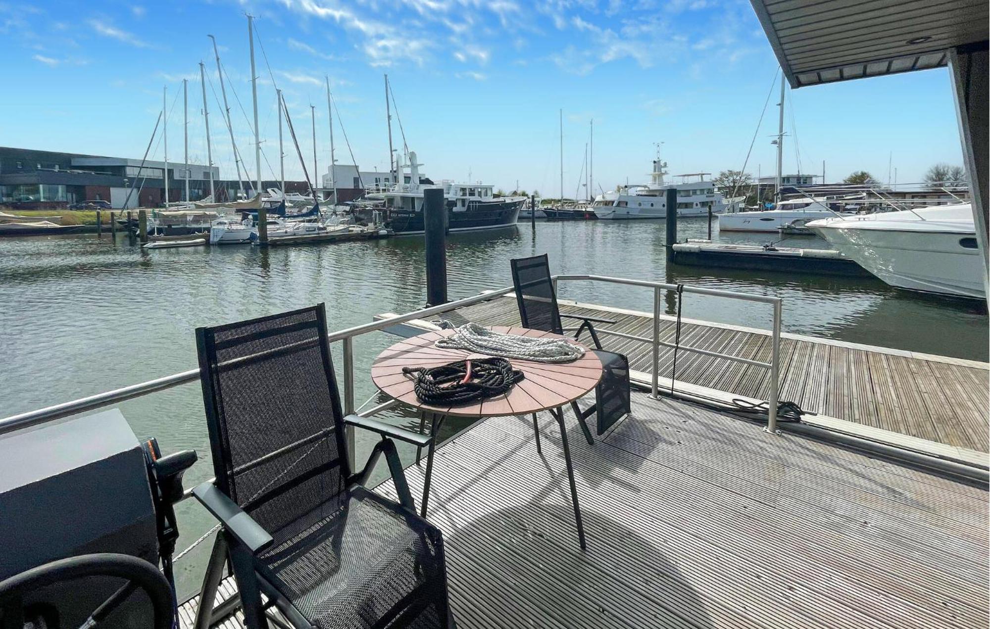 2 Bedroom Lovely Ship In Hellevoetsluis Exterior foto