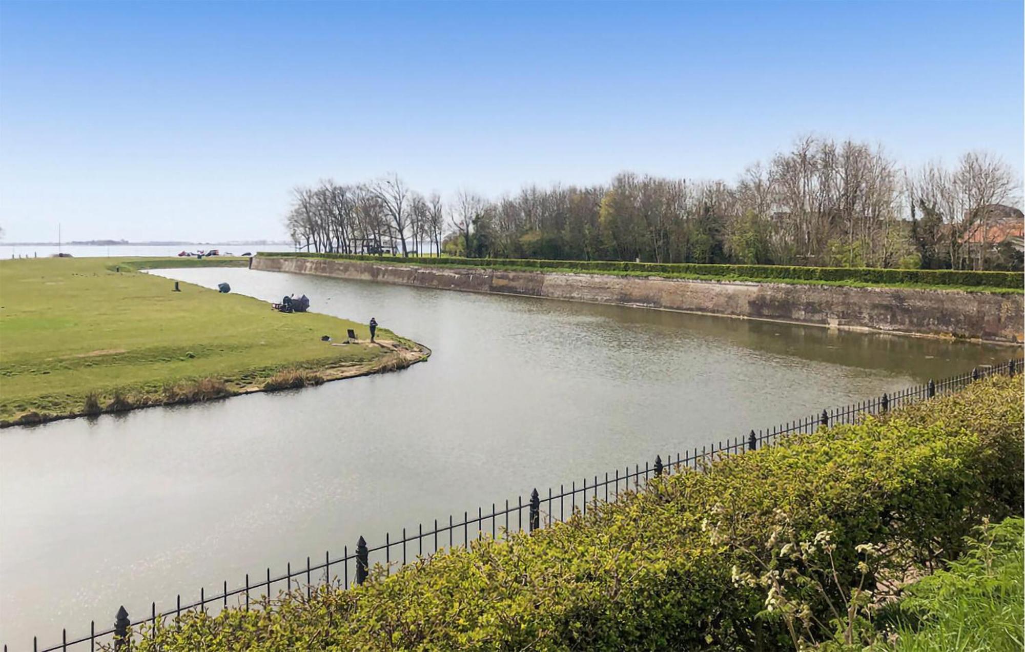 2 Bedroom Lovely Ship In Hellevoetsluis Exterior foto